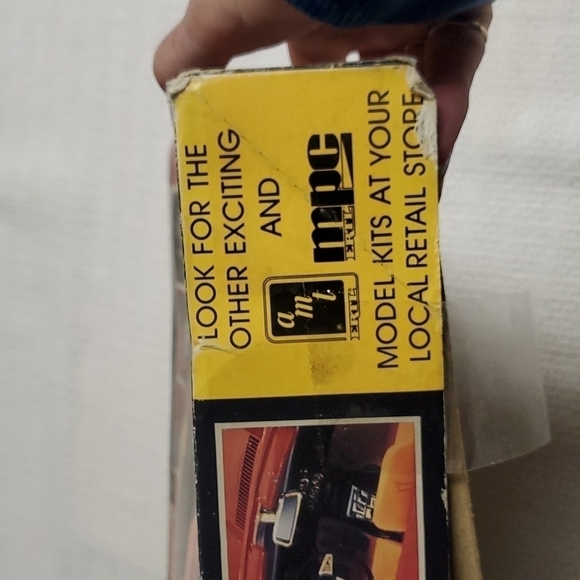 Corvette Vintage Collector Series 3 Separate Model Cars Kits (57, 75 & 8… - Picture 6 of 15